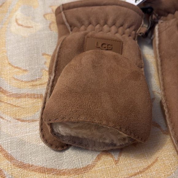 Sheepskin flip mitten in chestnut with magnetic closure. Size small/medium. NWT - Picture 7 of 10